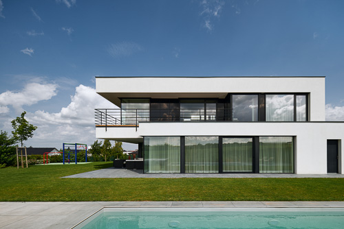 Fotografie architektury rodinného domu s bazénem u Prahy.